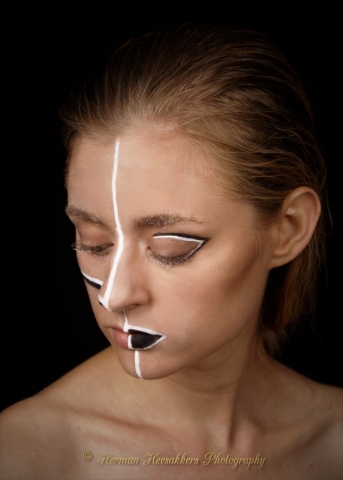 Model Jeanine Boerland met eyeliner line art make-up door Brigitte Make-up artist gefotografeerd door Herman Heesakkers