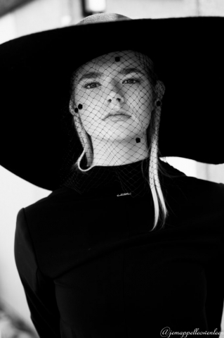 Model  met natuurlijke make-up en hairstyling door Brigitte en een hoed met voile van Myra van de Korput in Gucci kleding gefotografeerd door Owen Leen